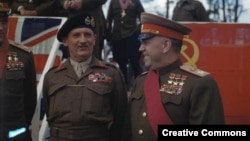 Британский фельдмаршал Бернард Монтгомери (слева) и маршал Советского Союза Георгий Жуков в Берлине, июль 1945 года