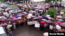 Участники акции протеста у офиса Комитета против пыток в Грозном