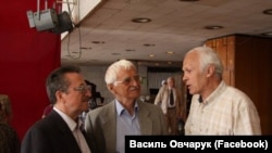 Олесь Шевченко, Евгений Сверстюк и Василий Овчарук в здании Украинского музыкального театра в Симферополе. 18 мая 2011 года