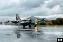 Су-25 совершает вылет с авиабазы Хмеймим