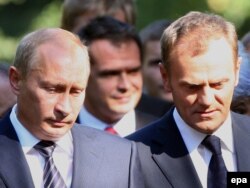 Владимир Путин, тогда премьер-министр РФ, и его польский коллега Дональд Туск на церемонии в Польше в честь 70-летия со дня начала Второй мировой войны, 1 сентября 2009. Десять лет спустя на подобные торжества Путина не позвали