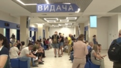 Жители Крыма в херсонском центре оформления загранпаспортов.