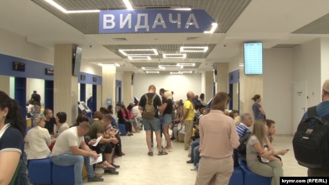 Жители Крыма в херсонском центре оформления загранпаспортов