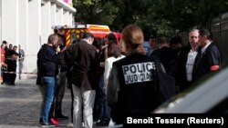 Француска полиција на местото каде автомобил удрил во воена патрола. 