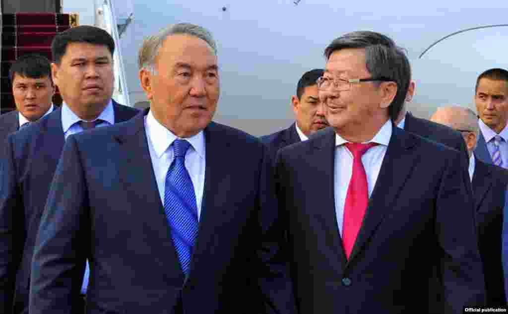 В международном аэропорту &quot;Манас&quot; президента Казахстана встречал премьер-министр КР