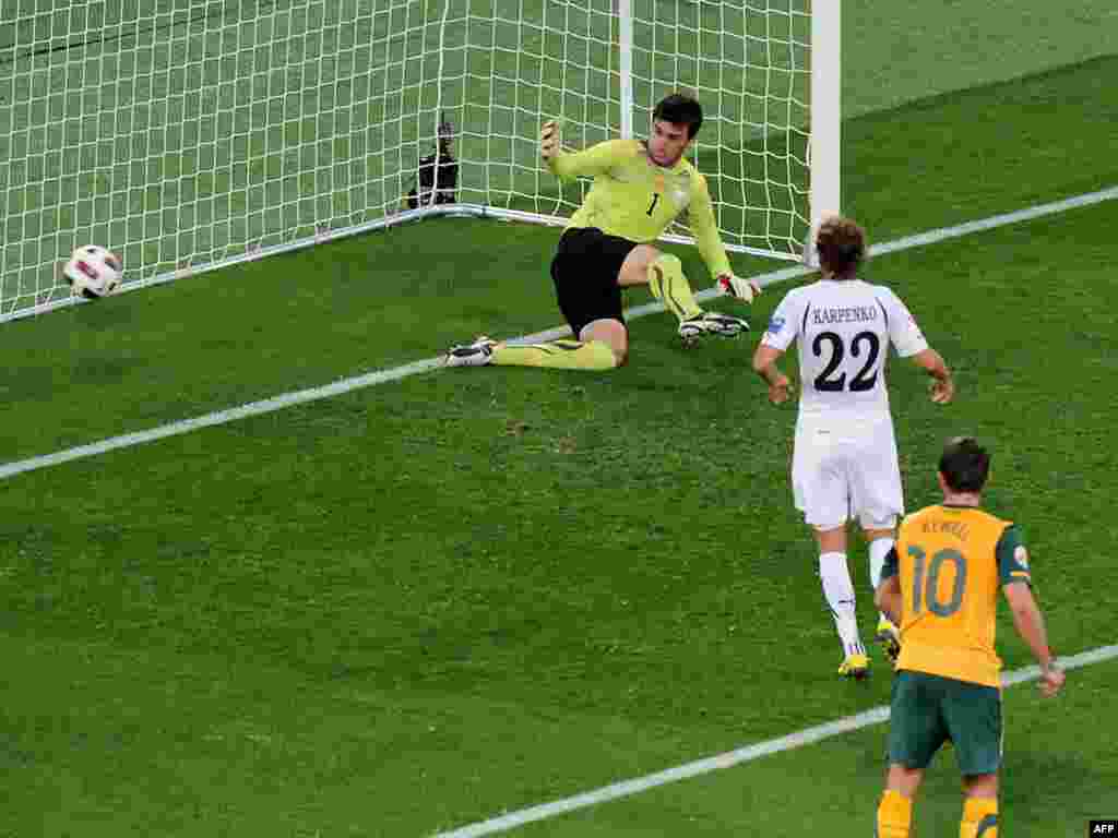 Qatar -- Australia vs. Uzbekistan at the 2011 Asian Cup semi-final soccer match in Doha, 25Jan2011 - QATAR, Doha : Uzbekistan's goalkeeper Temur Juarev (L) concedes a goal to Australia's defender Sasa Ognenovski (not seen) during their 2011 Asian Cup semi-final football match at Khalifa Stadium in the Qatari capital Doha on January 25, 2011. AFP PHOTO / PORNCHAI KITTIWONGSAKUL