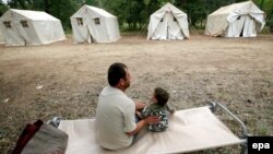 По данным Министерства по делам беженцев, в Грузии зарегистрированы 257 тысяч вынужденно переселенных лиц (приблизительно 85 тысяч семей). Из них долгосрочной жилплощадью обеспечены 23 тысячи, пять тысяч получили компенсацию для приобретения жилья