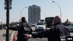 Poliția franceză la Strasbourg, pe podul peste Rin dintre Franța și Germania