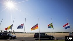 Convoiul sicrielor cu rămășițele victimelor zborului MH17 părăsește baza aeriană Eindhoven îndreptîndu-se spre Hilversum, 23 iulie 2014.
