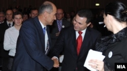 Премиерот и лидер на ВМРО-ДПМНЕ Никола Груевски му даде поддршка во кампањата на кандидат за премиер Јанез Јанша од Словенечката демократска партија.