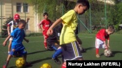 Дети на занятиях футбольного клуба. Алматы, 20 апреля 2012 года.