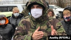 Нагаево авыл биләмәсе җитәкчесе Илгиз Әхтәрҗанов җыенга килүчеләр белән