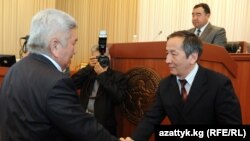 The chairman of the Central Election Commission, Akylbek Sariev (right), distributed documentation to deputies, including Ar-Namys leader Feliks Kulov.