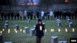 Aprinzând o lumânare cu ocazia Zilei Internaționale a Holocaustului, în cimitirul evreiesc de lângă lagărul de concentrare de la Terezin (Theresienstadt), 27 January 2015