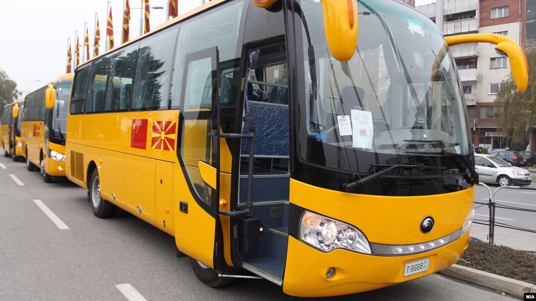 Новите училишни автобуси, донација од Кина.