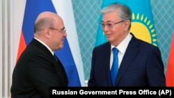 Russian Prime Minister Mikhail Mishustin (left) and Kazakh President Qasym-Zhomart Toqaev (file photo)