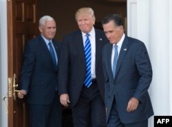 Майк Пенс (зліва), Дональд Трамп та Мітт Ромні на виході з будівлі гольф-клубу Трампа «Бедмінстер», штат Нью-Джерсі, 19 листопада 2016 року