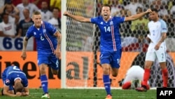 Футболісти збірної Ісландії святкують перемогу у матчі 1/8 фіналу «Євро-2016» над командою Англії, стадіон у Ніцці, Франція, 27 червня 2016 року