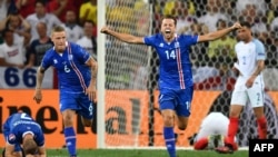 Fotbaliștii Islandei celebrează victoria asupra Angliei
