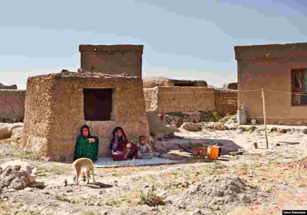 Qindra njerëz nga rrethe të Balkhut dhe fshatrave i janë larguar dhunës në rritje dhe kanë ardhur në Mazar-e Sharif.