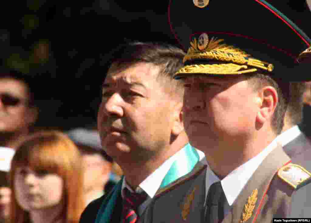 Генерал-майор Нургали Билисбеков (справа), начальник департамента КНБ по Алматы.