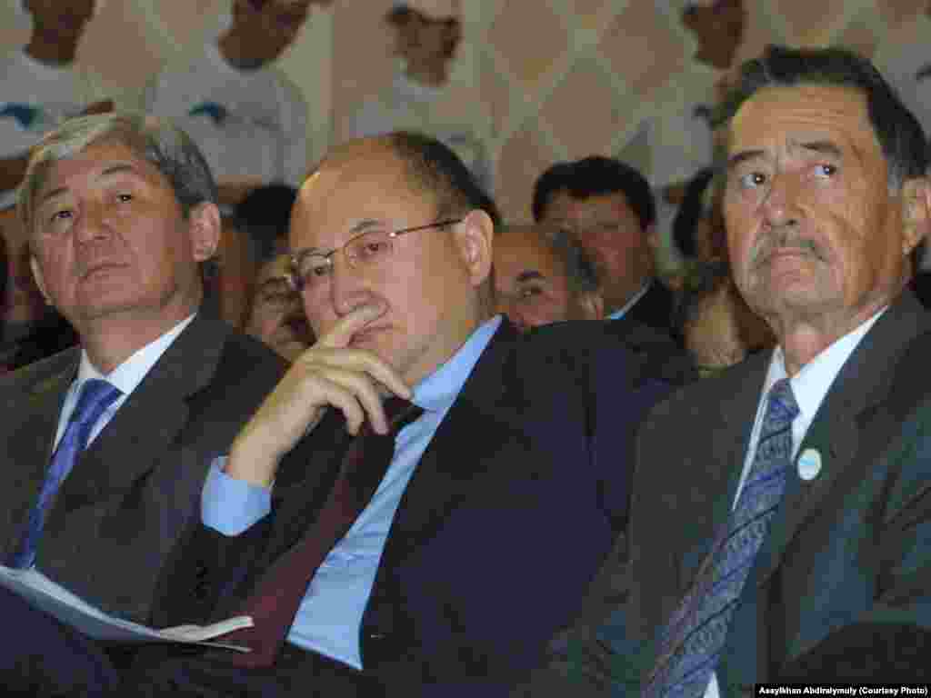 Алтынбек Сарсенбаев (в центре) на съезде политической партии &quot;Ак жол&quot;, на котором его изберут сопредседателем партии. Алматы, 2004 год.