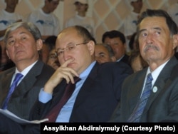 На третьем съезде партии «Ак жол» Алтынбека Сарсенбайулы избрали сопредседателем. Алматы, 2004 год.