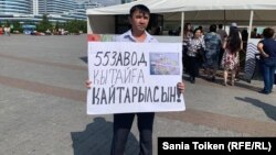 Activist Asqar Qaiyrbek demonstrates against Chinese expansion in Nur-Sultan in August 2019.