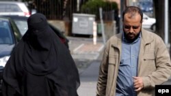 Moez Garsallaoui (right) and his wife, Belgian Malika el-Aroud, arrive at the Federal Criminal Court in Bellinzona, Switzerland in June 2007.