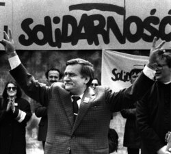 Лех Валенса, лідер Солідарності під час своєї президентської кампанії. 7 травня 1989 року