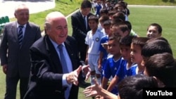 FIFA rahbari Yozef Blatter Toshkentda o‘zbekistonlik yosh futbolchilar bilan uchrashmoqda.
