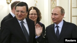 European Commission President Jose Manuel Barroso (left) and Russian President Vladimir Putin (right) at a meeting outside Moscow in March 2013.