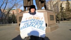 Активист Эрик Жумабаев на площади Маншук Маметовой в Уральске. 25 декабря 2019 года.