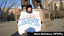 Активист Эрик Жумабаев на площади Маншук Маметовой в Уральске. 25 декабря 2019 года.
