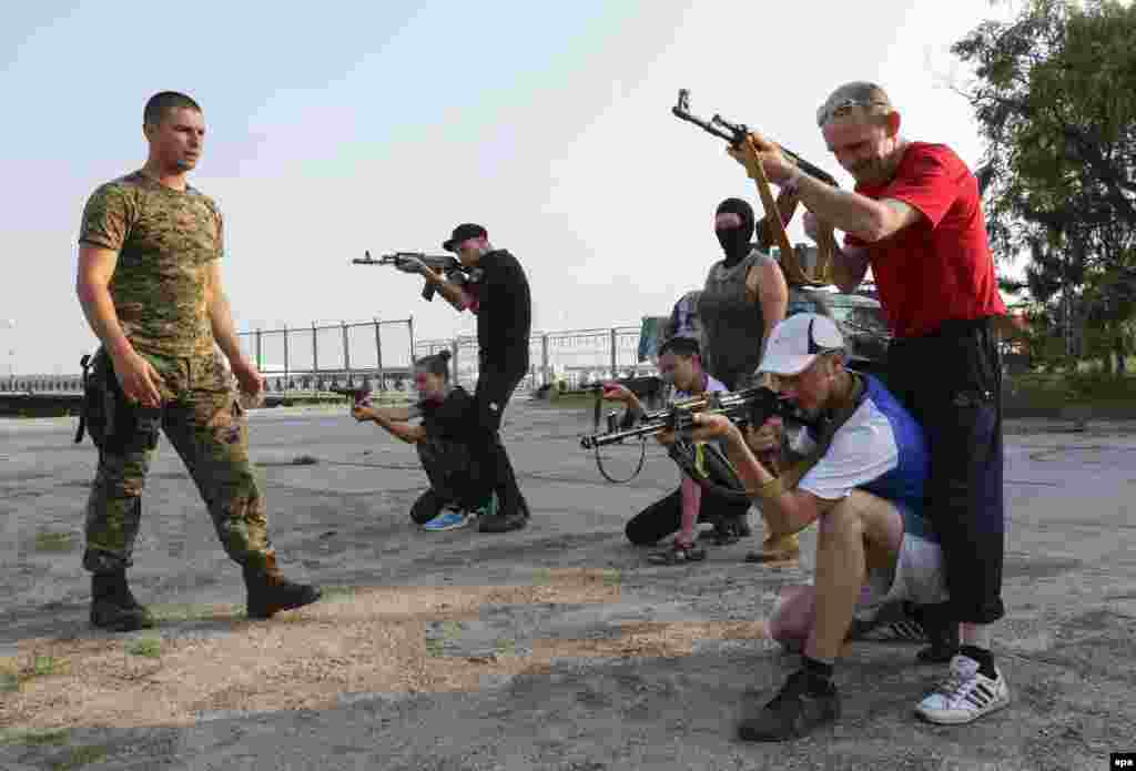 Українські військовослужбовці проводять тактичні навчання для цивільних добровольців, Маріуполь, 8 липня 2015 року