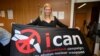 Исполнительный директор "Международной кампании по запрещению ядерного оружия" Беатрис Фин c логотипом организации. 6 октября 2017 года.