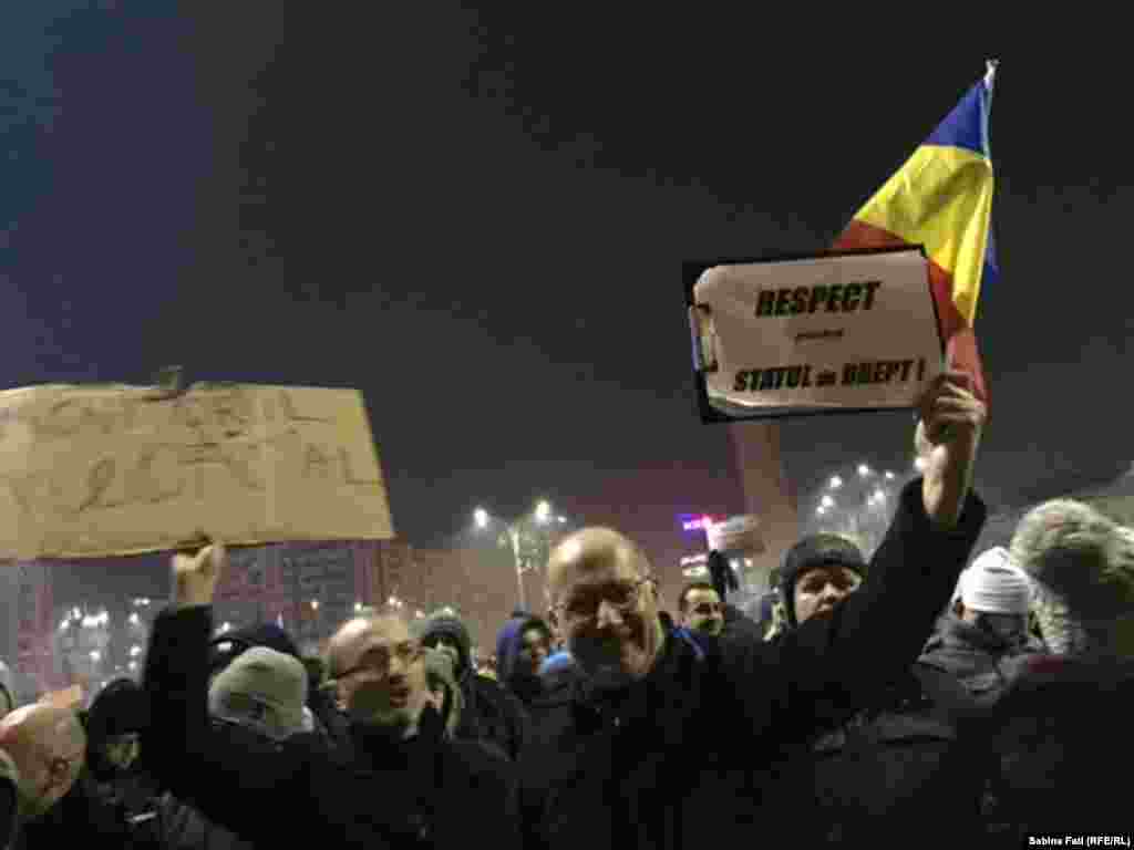 Ақпанның 1-і түнде үкімет даулы екі жобаны қабылдау туралы қаулы қабылдады. Арада бірнеше сағат өткенде үкімет үйі алдында бірнеше мың адам жиналды. Наразылар қаулының күшін жоюды, үкіметтің отставкаға кетуін талап еткен. 