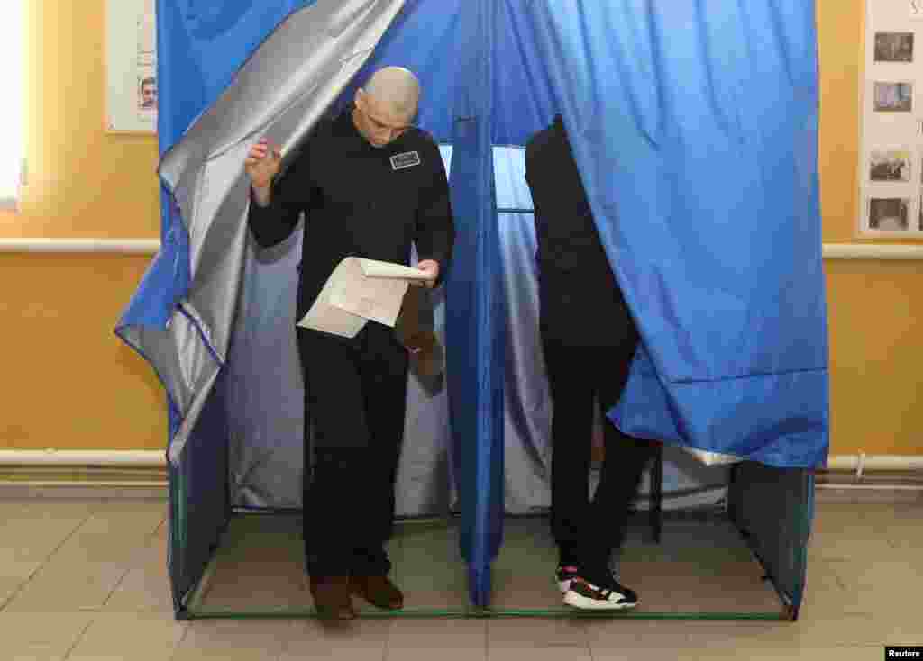 Засуджений виходить з кабінки для голосування у виправній колонії під час президентських виборів у Харкові