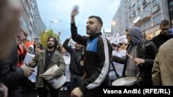 'Očito da mladi ne vide ovde perspektivu', kaže Zoran Gavrilović iz BIRODI-ja (Na fotografiji mladi na protestu u Beogradu, april 2019)