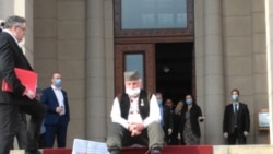 Samostalni poslanik Miladin Ševarlić na stepeništu ispred Skupštine Srbije