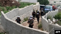 Policia e Shqipërisë duke hyrë në fshatin Lazarat