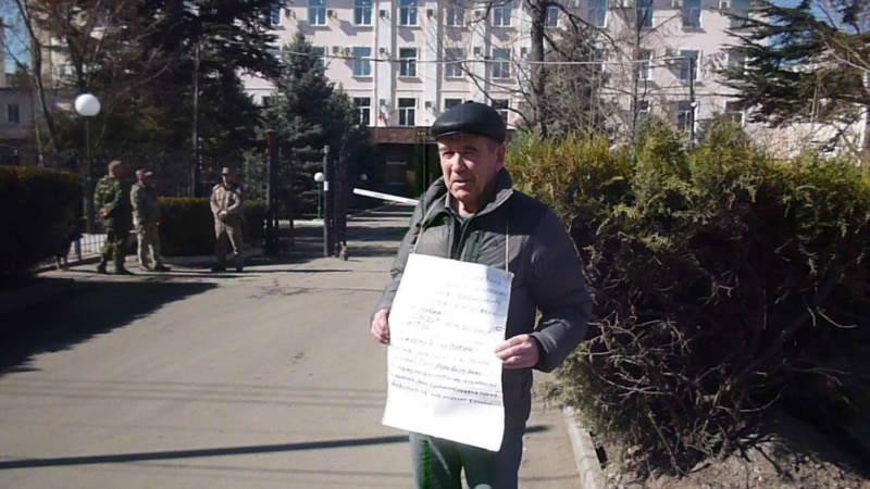 В Ялте мужчина вышел на одиночный пикет с жалобой на коррупцию в Пенсионном фонде Крыма