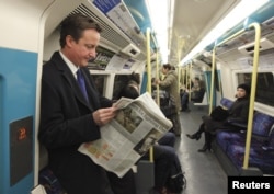 Премьер-министр Великобритании Дэвид Кэмерон (в то время еще лидер оппозиции) едет в лондонском метро