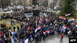 Ideje i o parčanju Bosne i Hercegovine, (na slici: zastave Hrvatske u Mostaru)