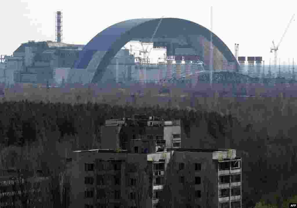 2 квітня на майданчику Чорнобильської АЕС успішно завершені роботи з переміщення Східної частини Арки нового безпечного конфайнменту із зони складання в зону очікування. Відстань, на яку переміщено конструкцію вагою&nbsp;12 600 тонн&nbsp;тонн, - 112&nbsp;метрів.&nbsp;Переміщення унікальне тим, що такі масивні та об&rsquo;ємні конструкції ніде у світі не рухали, зазначає прес-служба ЧАЕС.