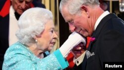 Принц Чарльз поздравляет свою мать, королеву Елизавету II, с 90-летием. 2016 год