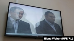 Бывший аким Карагандинской области Бауржан Абдишев (слева) на скамье подсудимых по делу о коррупции. Караганда, 10 августа 2015 года.