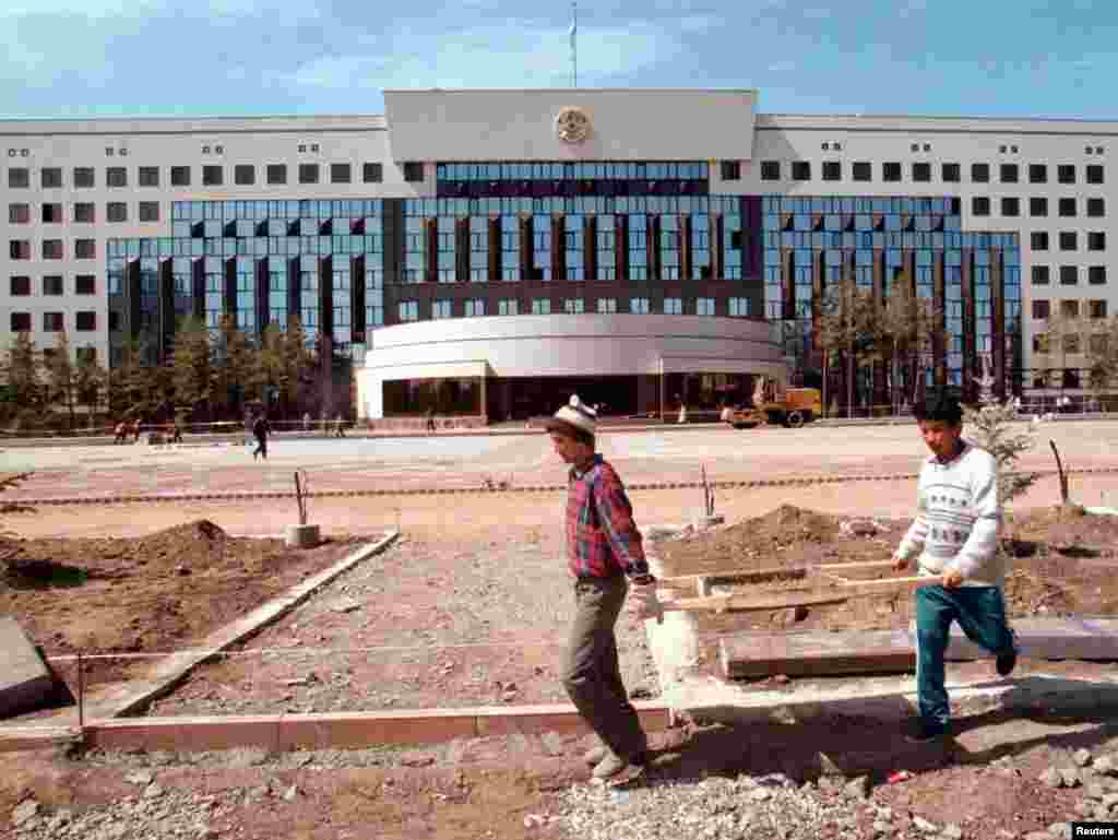Workers outside the town’s new presidential palace in 1998. In the summer of that year, Nazarbaev decreed the former Tselinograd be renamed Astana, which means “capital” in the Kazakh language.