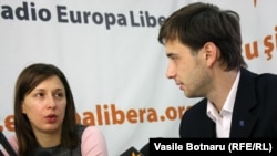 Liliana Vițu și Leonid Litra în studioul Europa Liberei