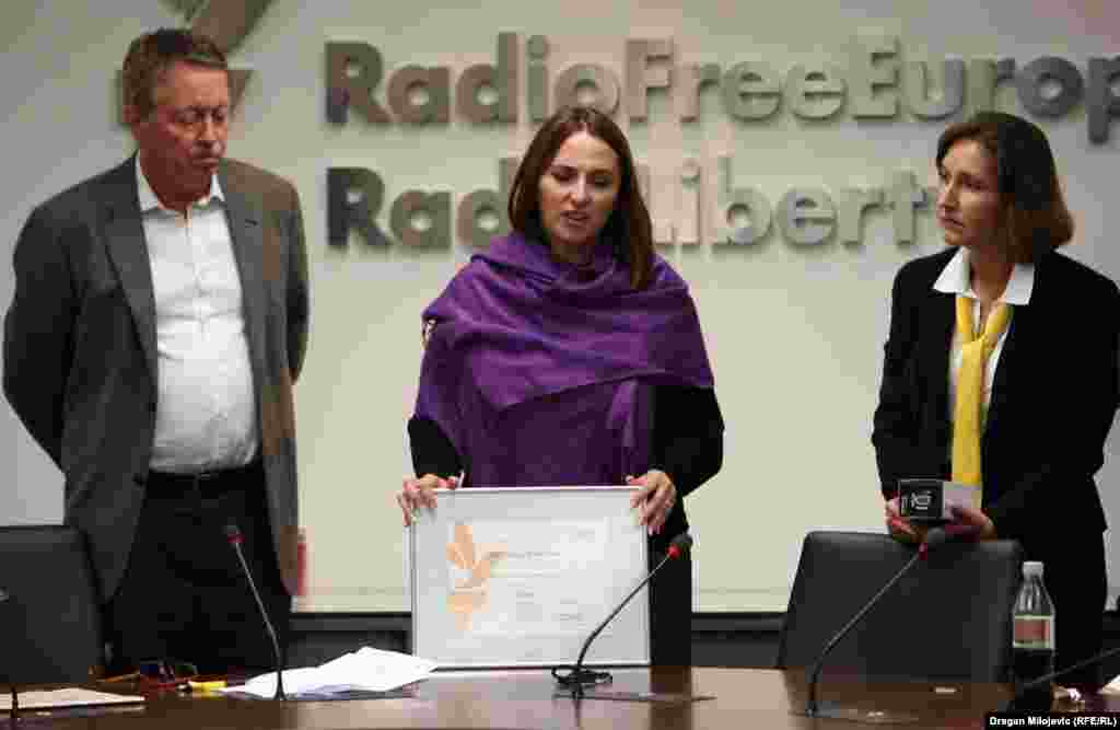 Tina Jelin Dizdar, dopisnica RSE iz BiH, dobila je za svoj rad godišnju nagradu RFE/RL 2011. Prag, 8. novembar 2011.